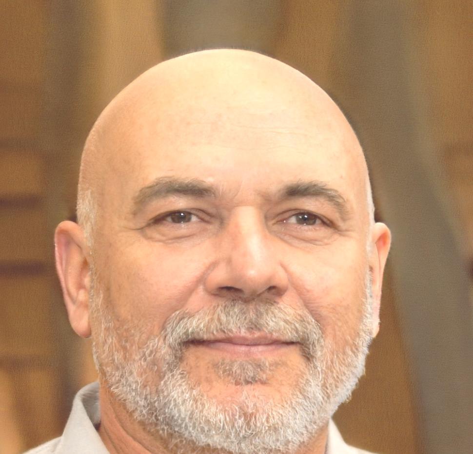 Carlos Mendoza, instructor principal de danza aeróbica con 15 años de experiencia internacional